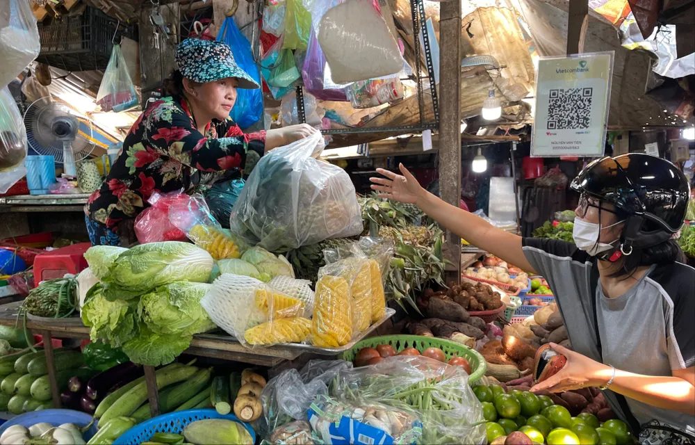 ការទិញលក់នៅផ្សារ Thai Binh វួដ Cau Ong Lanh HCMC ។ រូបថត៖ HOANG HUNG Y5b.jpg