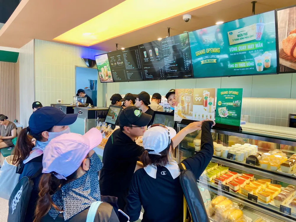 Khách hàng nhộn nhịp tại Phúc Long Khách hàng nhộn nhịp tại Phúc Long.jpg