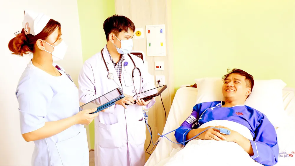 Nhân viên y tế Bệnh viện Gia An 115 theo dõi tình hình sức khỏe người bệnh trên bệnh án điện tử %1a.jpg