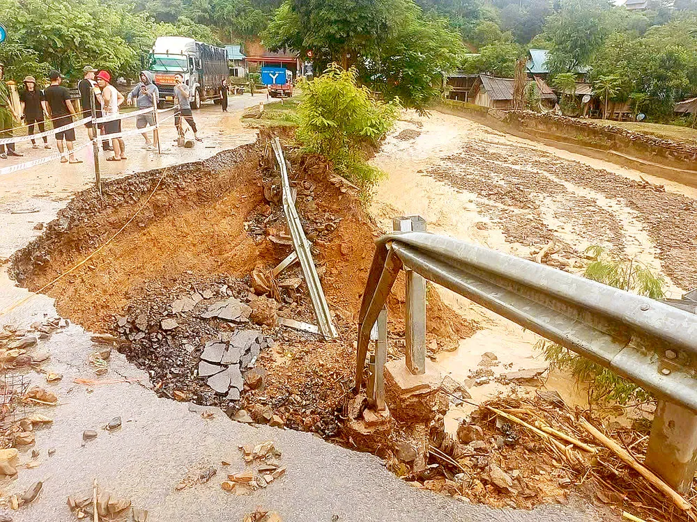 Quốc lộ 16 đoạn xã Nhôn Mai, Nghệ An bị sạt lở nghiêm trọng. Ảnh: DUY CƯỜNG %1f.jpg