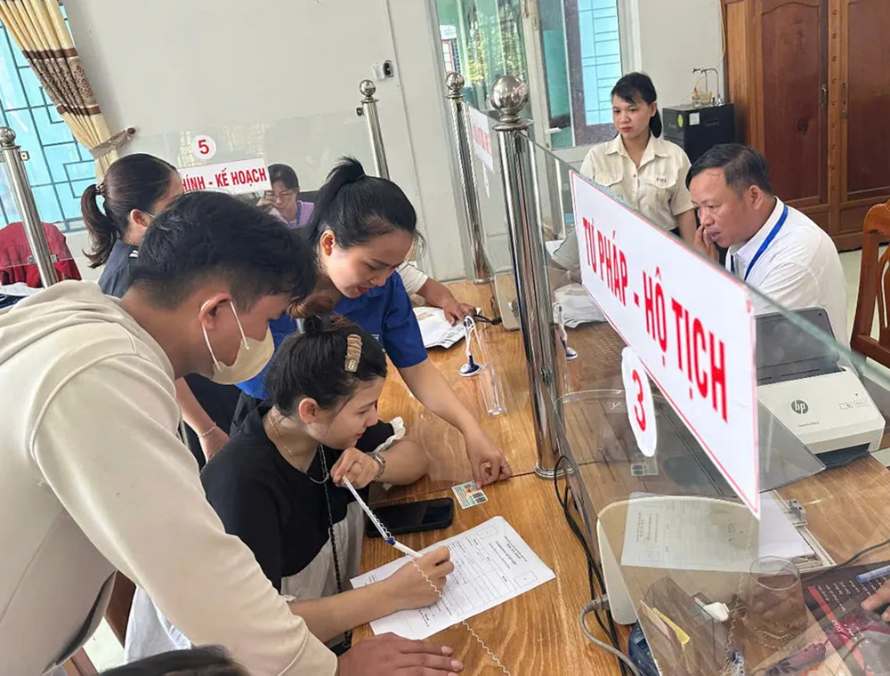 Đoàn viên, thanh niên xã Trà Tân (TP Đà Nẵng) hỗ trợ người dân thực hiện các thủ tục hành chính. Ảnh: MINH HUY %3a.jpg