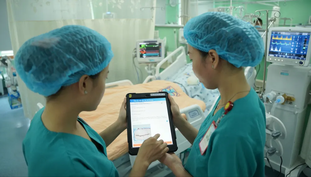 Nhân viên y tế Bệnh viện Đại học Y Dược TPHCM theo dõi tình hình sức khỏe người bệnh trên bệnh án điện tử %4a.jpg