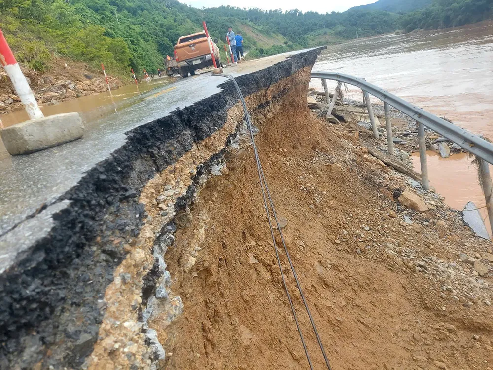 Quốc lộ 7A bị sạt lở, gây mất an toàn giao thông. Ảnh: Duy Cường %5a.jpg