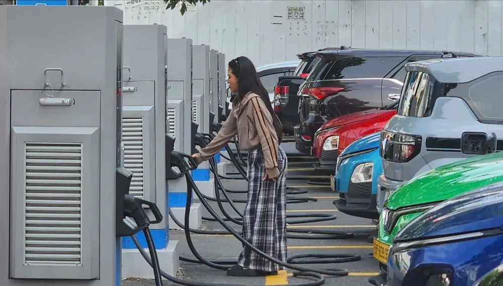 Menschen laden Elektroautos an einer Ladestation im Bezirk Tan Binh (HCMC). Foto: DUC TRUNG %5b.jpg