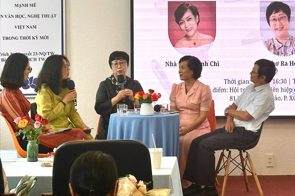 Từ phải qua: các nhà thơ Lê Thiếu Nhơn, Khánh Chi, Ra Heeduk và dịch giả Hiền Nguyễn tại chương trình Giao lưu văn chương Việt - Hàn năm 2025 %6a.jpg
