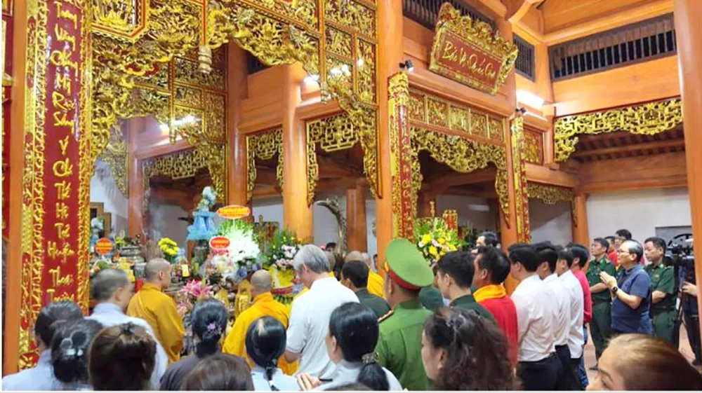 Nghi lễ rước tượng Bác Hồ vào Đền tưởng niệm liệt sĩ Trường Sơn, trọng điểm Cà Roòng - ATP Đường 20 Quyết Thắng %7c.jpg