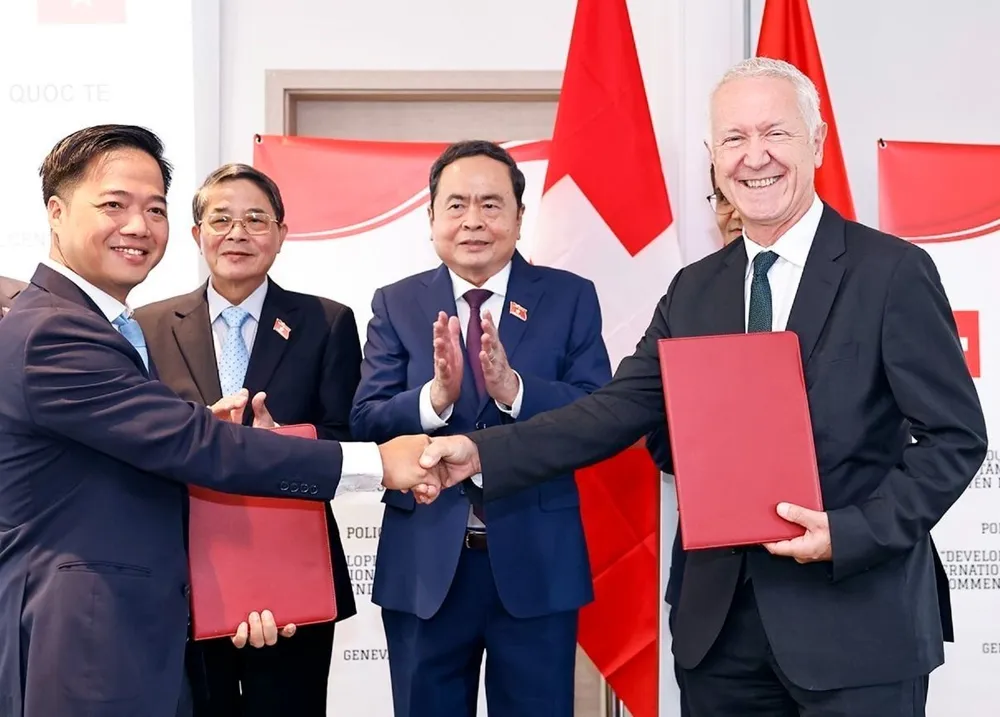 Chủ tịch Quốc hội Trần Thanh Mẫn chứng kiến lễ trao biên bản ghi nhớ về hợp tác phát triển Trung tâm tài chính quốc tế. Ảnh: TTXVN Chủ tịch Quốc hội Trần Thanh Mẫn.jpg
