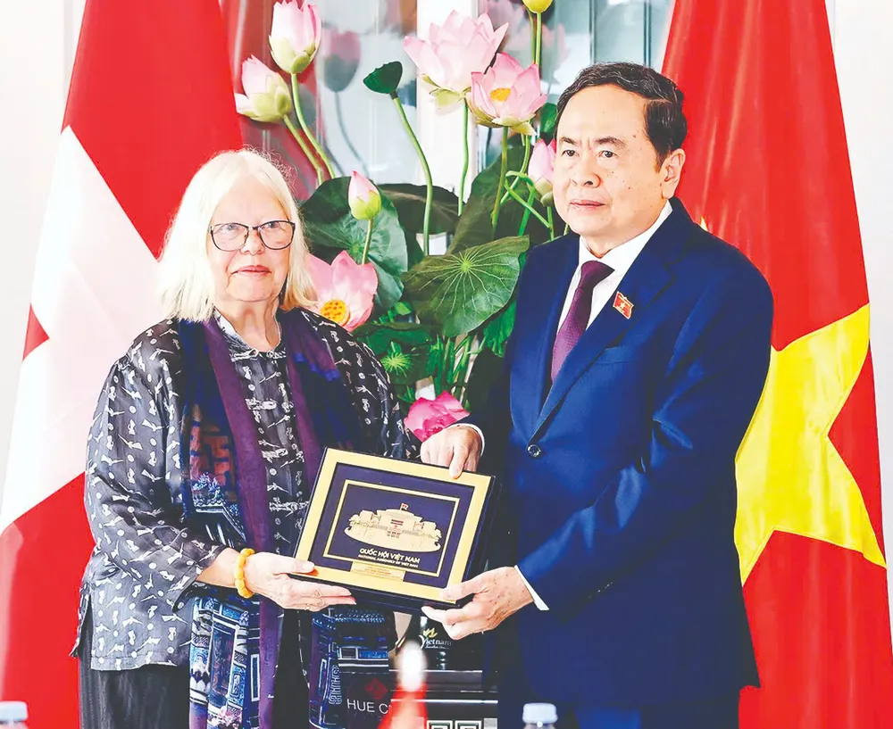 Chủ tịch Quốc hội Trần Thanh Mẫn tặng quà lưu niệm đến bà Anjuska Marija Weil, Chủ tịch Hội Hữu nghị Thụy Sĩ - Việt Nam z6851119083912_1023a943470fa50cec28a131badb5186.jpg