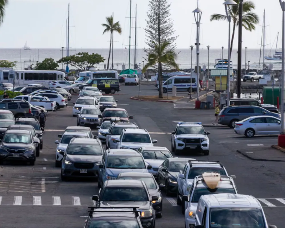 Giao thông tại Cảng Ala Way ở Waikiki, Hawaii (Mỹ), khi mọi người cố gắng sơ tán sau cảnh báo sóng thần. Ảnh: The Guardian #1e.jpg