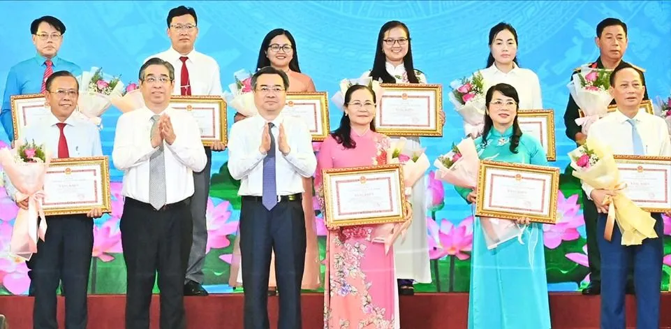 Biểu dương các tập thể, cá nhân có thành tích xuất sắc trong học tập và làm theo tư tưởng, đạo đức, phong cách Hồ Chí Minh giai đoạn 2016-2025. Ảnh: VIỆT DŨNG #3b.jpg
