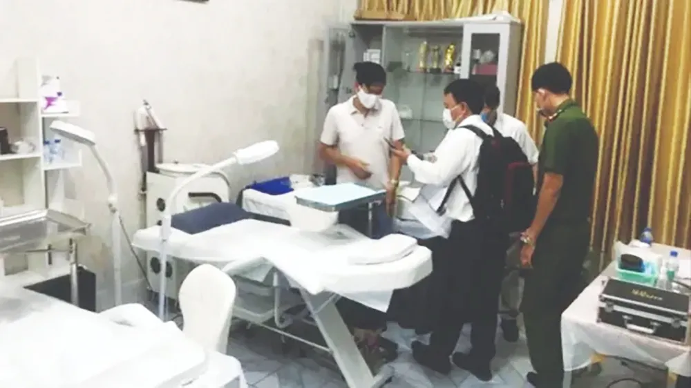 Lực lượng chức năng kiểm tra một phòng khám vi phạm quy định về khám chữa bệnh trên địa bàn TPHCM #4b.jpg
