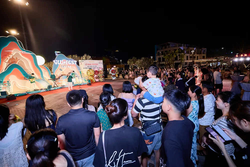 Chợ đêm Vui-Fest đi vào vận hành ổn định, hấp dẫn du khách Cát Bà. Ảnh: Ánh Dương 5-vui-fest-xanh-islands.jpeg