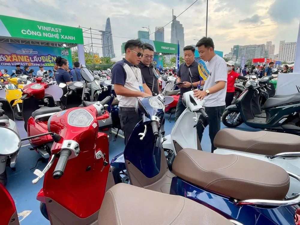 Người dân tham gia sự kiện khuyến mãi xe điện tổ chức tại công viên bờ sông Bạch Đằng, TPHCM. Ảnh: HOÀNG HÙNG #5D.jpg