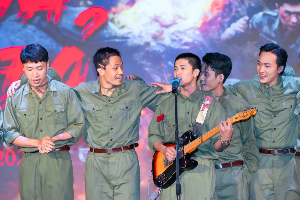 Các nghệ sĩ hát bài Còn gì đẹp hơn trong buổi giới thiệu ra mắt phim Mưa đỏ của Điện ảnh Quân đội nhân dân #6A.jpg