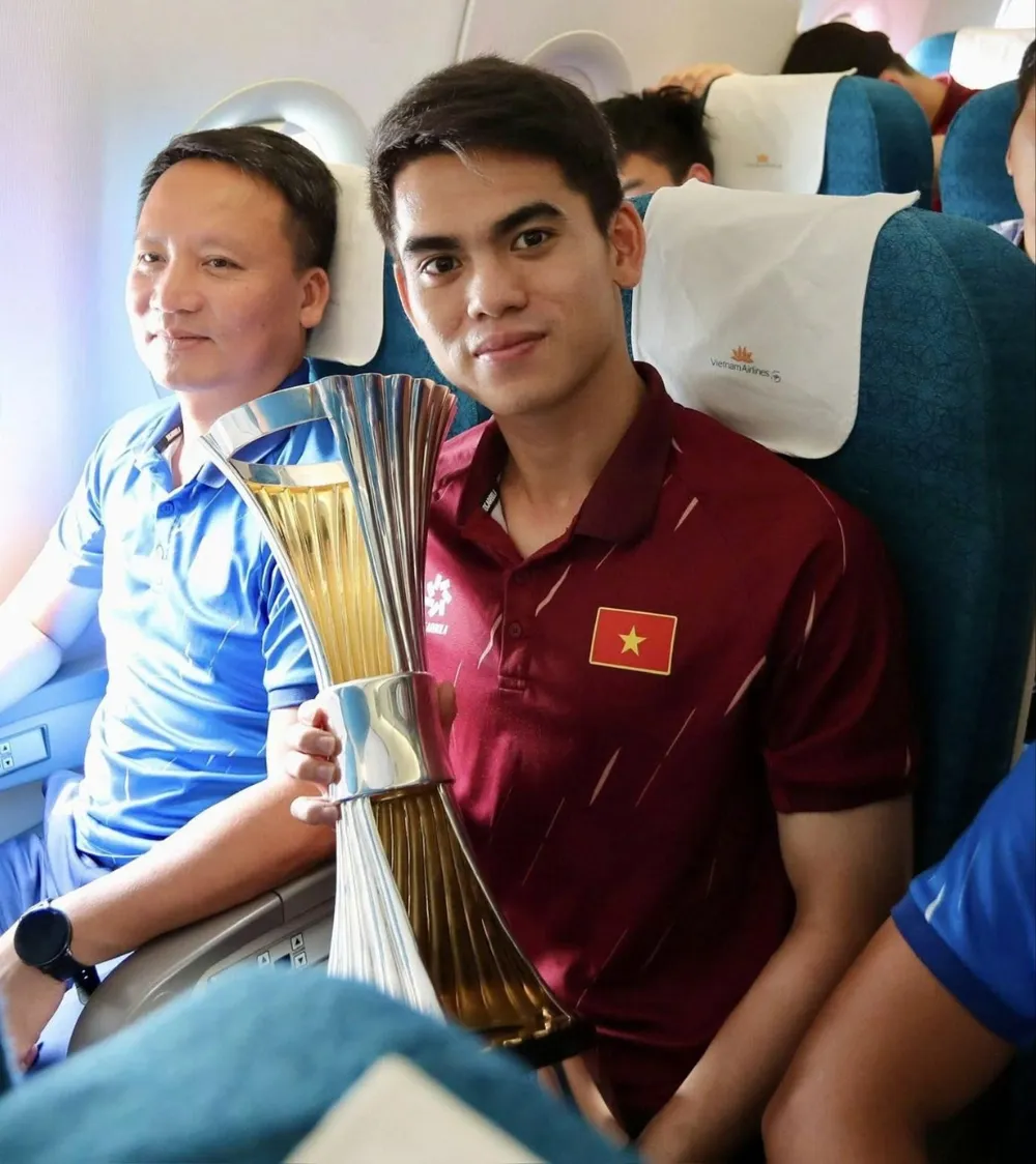Đội trưởng U23 Việt Nam Khuất Văn Khang cùng chiếc Cúp vô địch Đông Nam Á trên đường về Việt Nam, chiều 30-7. Ảnh: Anh Khoa #6b.jpg