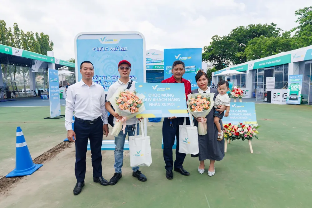 Anh Nguyễn Bá Ngàn nhận xe tại sự kiện 2.jpg