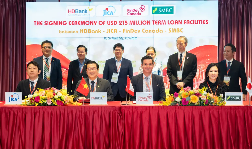 Ông Trần Hoài Nam, Phó Tổng Giám đốc HDBank đại diện HDBank thực hiện ký kết khoản vay hợp vốn trị giá 215 triệu USD với JICA, FinDev Canada và SMBC 9467.jpg