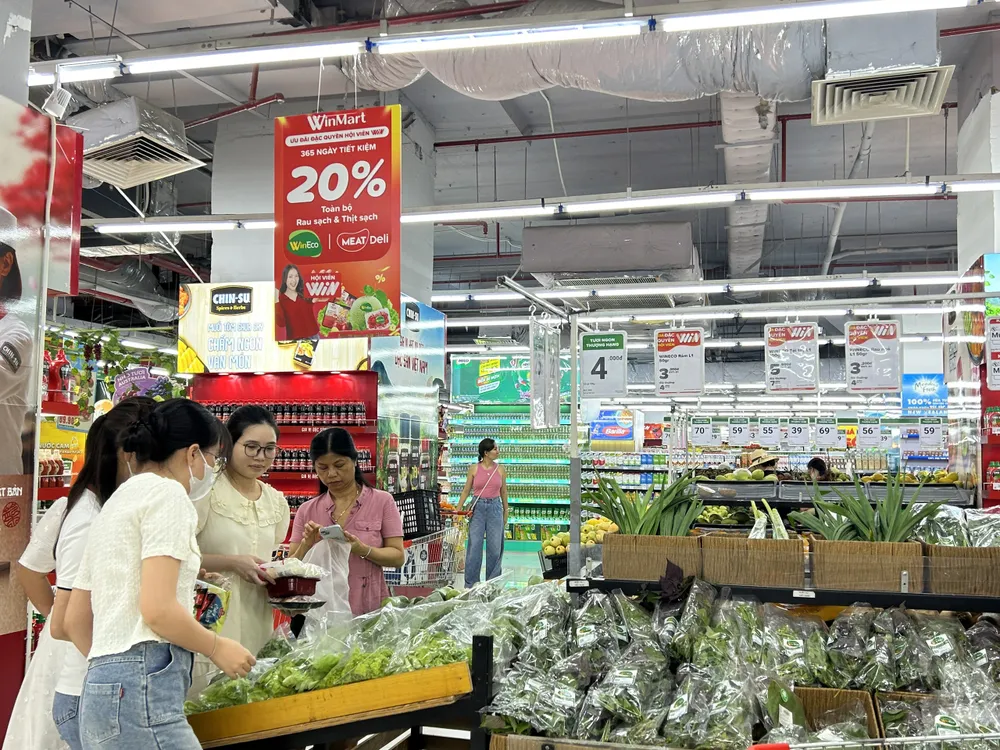 Khách hàng mua sắm tại siêu thị WinMart Khách hàng mua sắm tại siêu thị WinMart (4).jpg