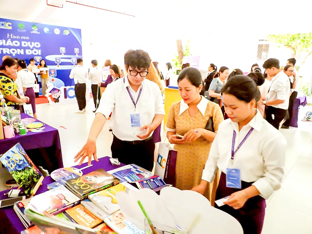 Giáo viên chia sẻ kinh nghiệm dạy học ngoại ngữ trong năm học 2024-2025. Ảnh: MINH THƯ F1d.jpg