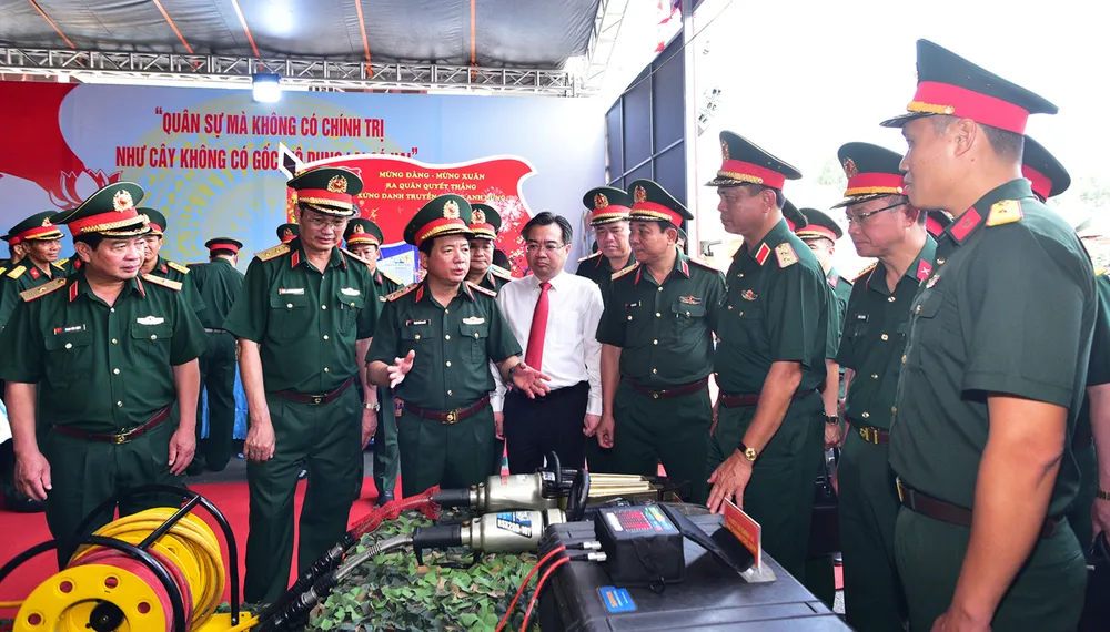 Lãnh đạo Bộ Quốc phòng, lãnh đạo Bộ Tư lệnh Quân khu 7 và lãnh đạo TPHCM tham quan mô hình học cụ huấn luyện của Bộ Tư lệnh TPHCM F3a.jpg