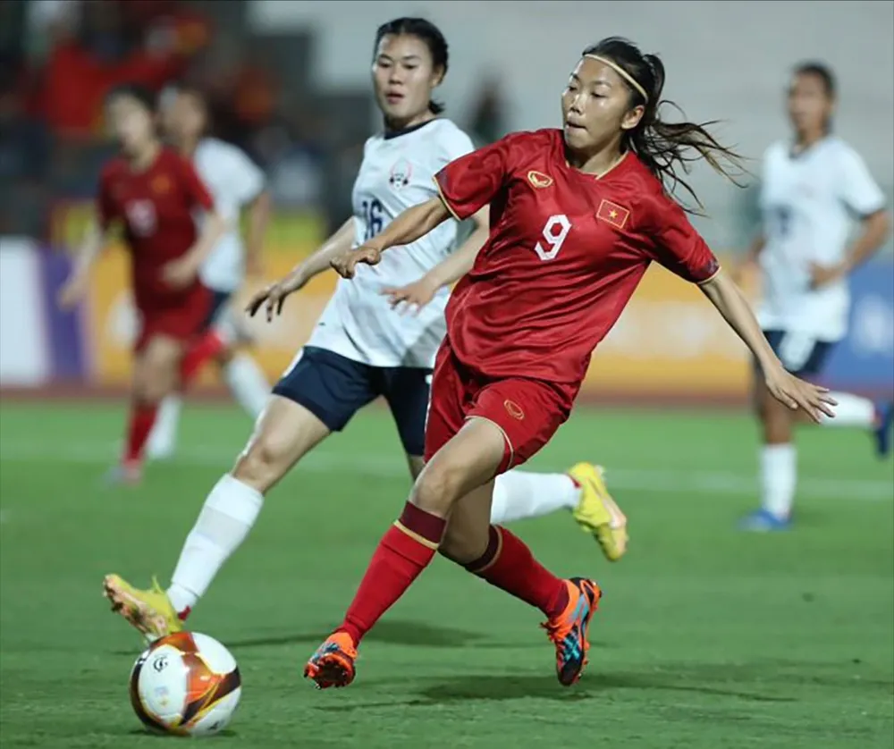 Cuộc so tài giữa đội tuyển Việt Nam và Campuchia ở bán kết SEA Games 2023. Ảnh: ĐOÀN NHẬT F6c.jpg