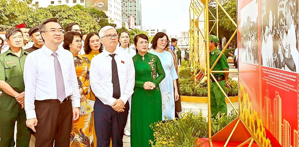 Phó Bí thư Thường trực Thành ủy TPHCM Nguyễn Thanh Nghị và Trưởng đoàn Đoàn ĐBQH TPHCM Nguyễn Văn Lợi cùng các đại biểu tham quan triển lãm ảnh Vinh quang 80 năm Quốc hội Việt Nam, ngày 7-8. Ảnh: VIỆT DŨNG H1c.jpg