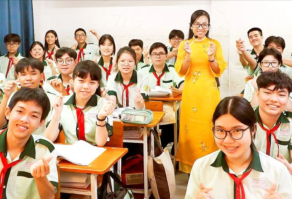 Cô và trò Trường THCS Hà Huy Tập (phường Gia Định, TPHCM) trong một tiết học. Ảnh: THU TÂM H1d.jpg