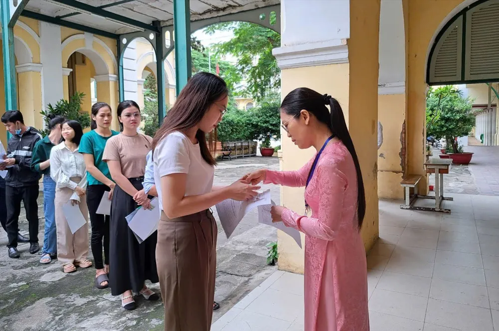 Ứng viên tham gia kỳ tuyển dụng viên chức năm học 2024-2025 do Sở GD-ĐT TPHCM (trước khi hợp nhất) tổ chức. Ảnh: MINH THƯ H4c.jpg