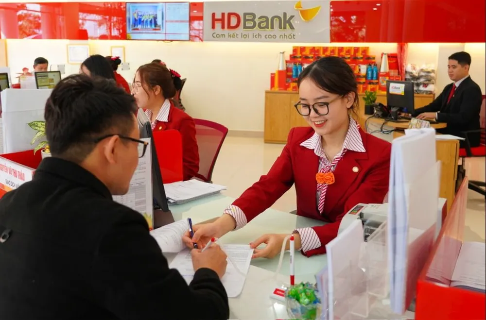 Khách hàng thực hiện giao dịch tại một chi nhánh của HDBank TPHCM. Ảnh: Minh Huy H5d.jpg