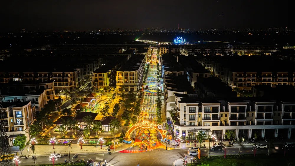 Tuyến phố đi bộ Millennia Journey gồm 8 trạm chủ đề ấn tượng DJI_20250808200553_0114_D.jpg