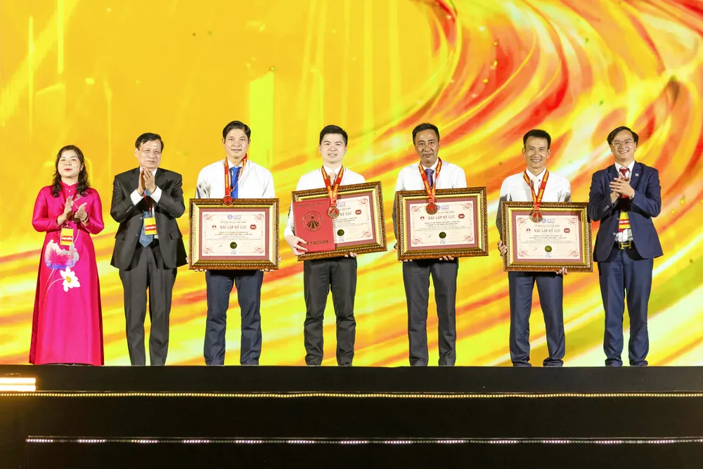 Kỷ lục được trao cho 2 hạng mục đặc biệt của TP Thiên niên kỷ T&T City Millennia, bao gồm: Tuyến phố đi bộ Millennia Journey và Dòng sông Ánh sáng Ảnh 4.jpg