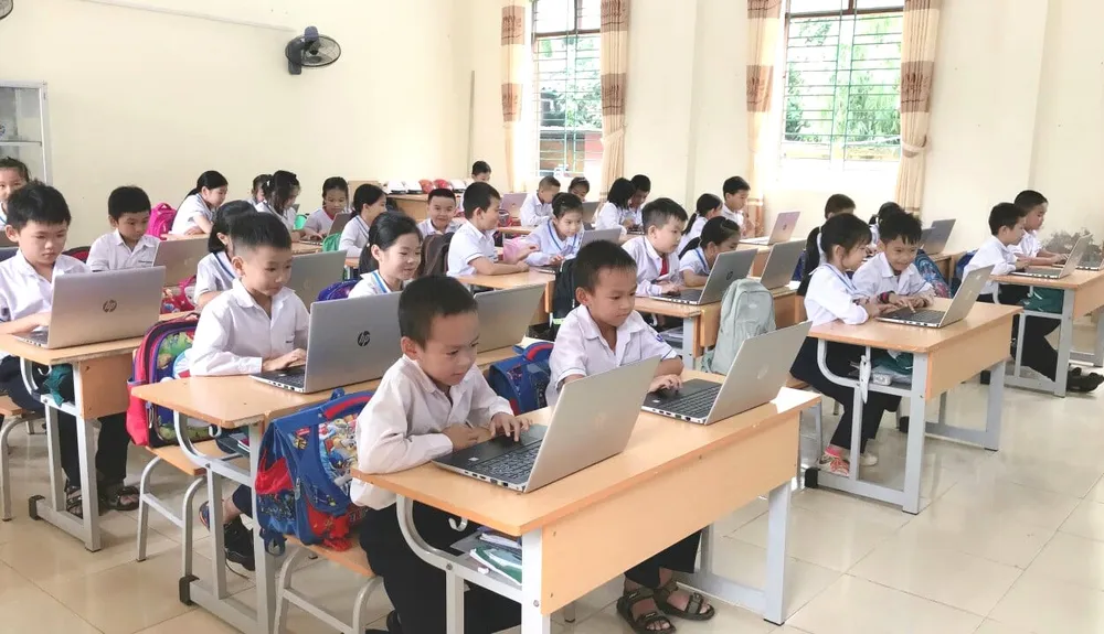 Hàng chục nghìn bộ máy tính mới được Quỹ Thiện Tâm trao tặng cho các em học sinh vùng sâu, vùng xa để ươm mầm tri thức và trao cơ hội tiếp cận công nghệ thông tin trong thời đại số Anh 4 (3).jpg