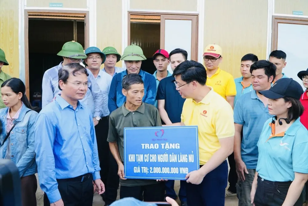 Đại diện Quỹ Thiện Tâm trao biển tượng trưng tặng khu nhà tạm ổn định cuộc sống cho bà con làng Nủ sau thảm họa do bão Yagi năm 2024 Anh 5.jpeg