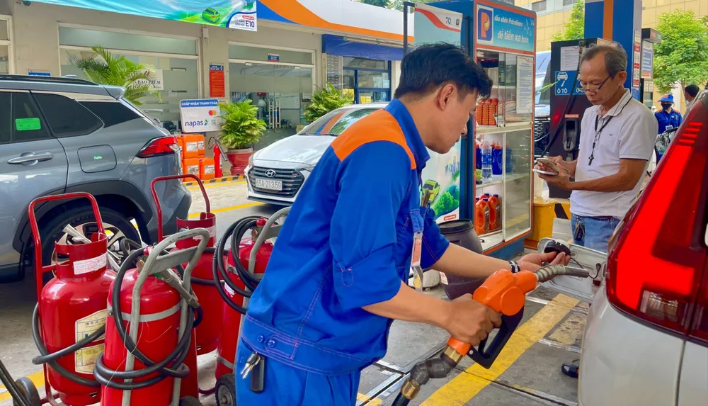 Đổ xăng E10 tại cây xăng Petrolimex trên đường Phạm Hồng Thái, phường Bến Thành, TPHCM. Ảnh: HOÀNG HÙNG L5B.jpg