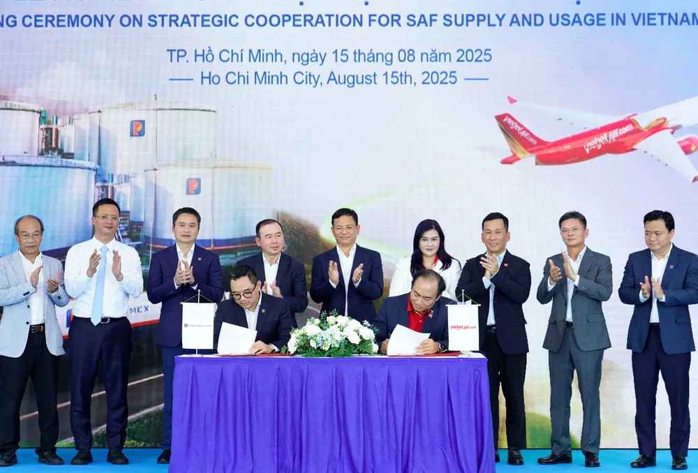 Phó Tổng giám đốc Thường trực Vietjet Tô Việt Thắng (phải) và Tổng Giám đốc Petrolimex Aviation Nguyễn Văn Học (trái) ký kết thỏa thuận hợp tác tiêu thụ nhiên liệu hàng không bền vững SAF A3.jpg