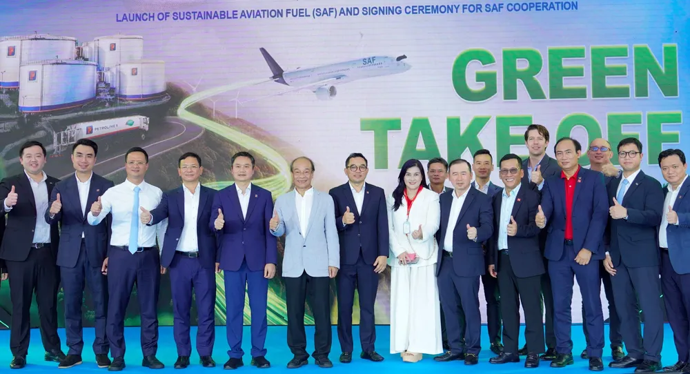 Các đại biểu chúc mừng hợp tác với bước tiến mới trong việc ứng dụng nhiên liệu hàng không bền vững SAF tại Việt Nam A7.jpg