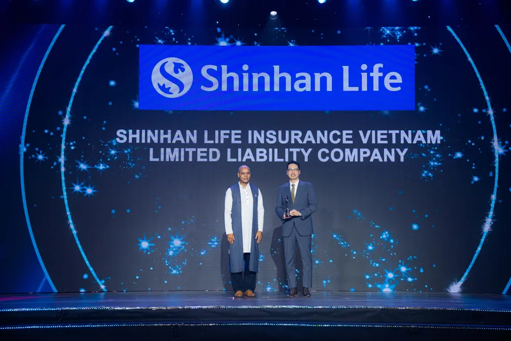 Ông Bae Seung Jun (phải), Tổng Giám đốc Shinhan Life Việt Nam nhận giải thưởng tại Lễ vinh danh Ông Bae Seung Jun (phải) ,Tổng Giám đốc Shinhan Life Việt Nam nhận giải thưởng tại Lễ vinh danh được HR Asia Awards.jpg