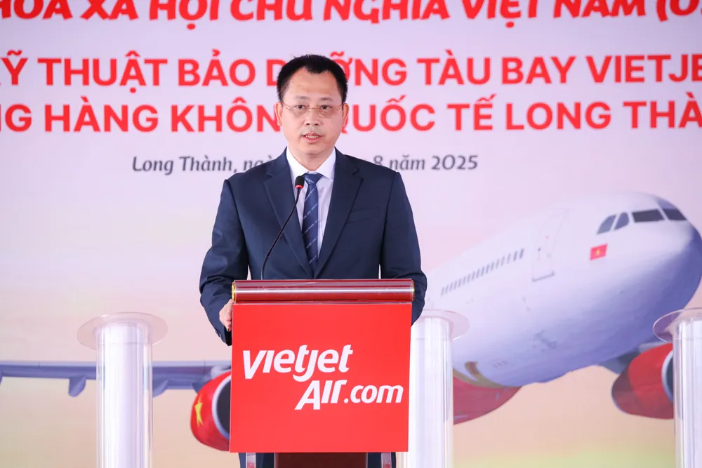 Phó Cục trưởng Cục Hàng không Việt Nam Đỗ Hồng Cẩm chúc mừng Vietjet khởi công dự án Trung tâm Kỹ thuật bảo dưỡng tàu bay A1.jpg