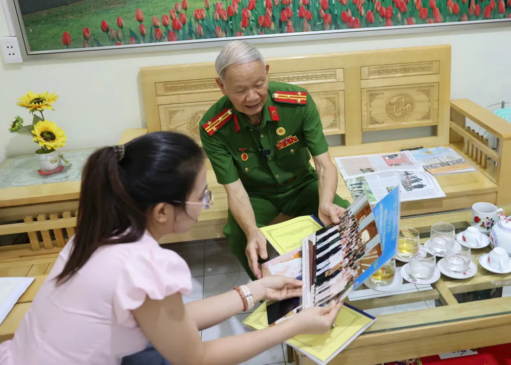Thượng tá Cầm Tuân (trinh sát công an khu Tây Bắc (1963-1969), người trực tiếp tham gia nhiều chuyên án thuộc cụm PY27, trò chuyện cùng phóng viên Báo SSGP. Ảnh: QUANG PHÚC T5a.jpg