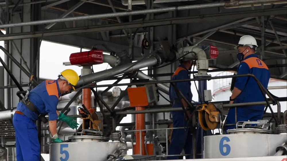 Nhân viên nạp xăng vào bồn chứa tại Tổng kho Xăng dầu Nhà Bè, TPHCM. Ảnh: HOÀNG HÙNG T5b.jpg