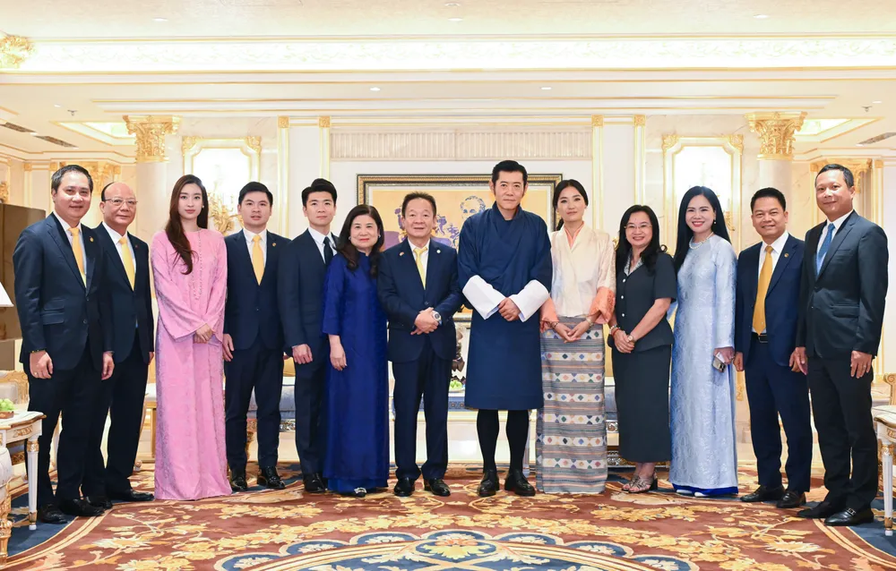 Quốc vương Bhutan cùng Hoàng hậu chụp ảnh lưu niệm cùng lãnh đạo Tập đoàn T&T Group và Ngân hàng SHB 3. Quốc vương Bhutan cùng Hoàng hậu chụp ảnh cùng Tập đoàn T&T Group và Ngân hàng SHB.JPG