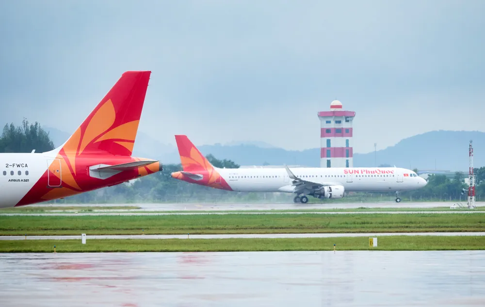 Các ống kính đã ghi trọn hình ảnh các đôi cánh A321CEO lướt trên bầu trời Hà Nội trước khi chạm đường băng Nội Bài và được chào đón bằng nghi thức phun vòi rồng truyền thống sun-phu-quoc-airways-don-tau-bay(1).jpg