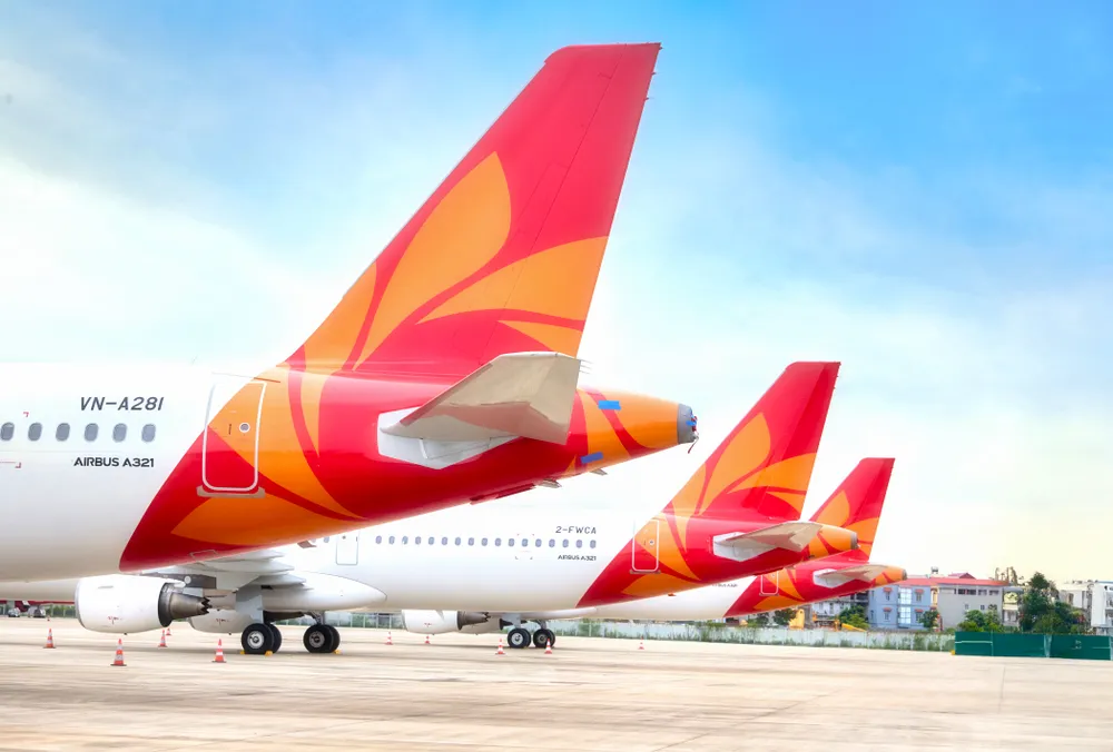 Dàn ảnh cận cảnh làm rõ hơn chiếc áo mới giàu cảm xúc của Sun PhuQuoc Airways. Lấy cảm hứng từ sắc đỏ hoàng hôn và ánh vàng rực rỡ của bình minh Phú Quốc, diện mạo các tàu bay nổi bật với hai gam màu chủ đạo Flame Scarlet và vàng cam ánh kim sun-phu-quoc-airways-don-tau-bay(5).jpg