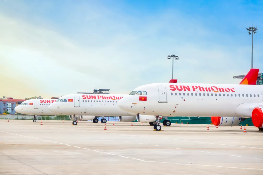 Trên nền trắng, dòng chữ “SUN PHUQUOC AIRWAYS” nổi bật với sắc đỏ đặc trưng, liền kề quốc kỳ Việt Nam- như một tuyên ngôn tự hào về thương hiệu Việt. Chữ "Q" được tạo hình như mặt trời đang mọc lên từ biển đảo, với phần chân chữ được cách điệu mang hình dáng của Phú Quốc - như lời mời gọi du khách tới đảo ngọc sun-phu-quoc-airways-don-tau-bay(6).jpg