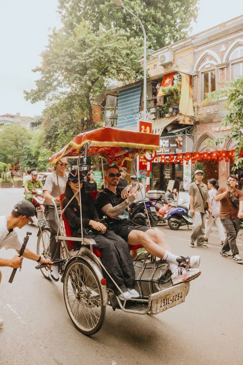 J Balvin ញាក់សាច់តាមដងផ្លូវនៃទីក្រុងហាណូយដោយជិះស៊ីក្លូ។ រូបថត៖ FBNV A3 .jpeg