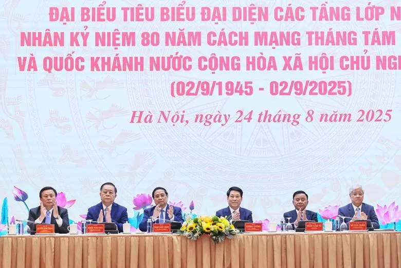 Các đồng chí lãnh đạo Đảng, Nhà nước, MTTQ Việt Nam dự và chủ trì hội nghị 1756019008502-6189.jpeg