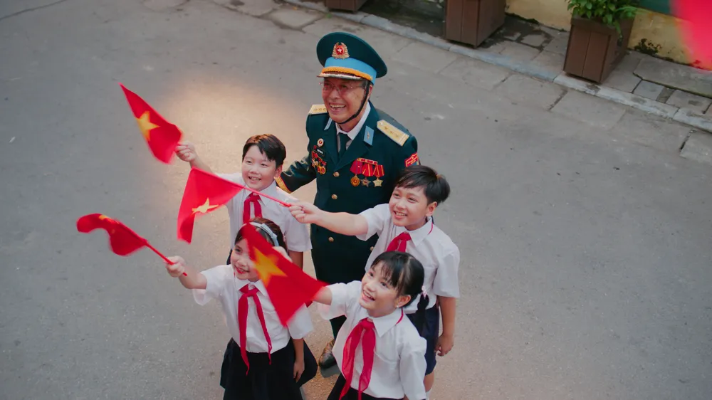 Những điểm rơi giàu cảm xúc giúp MV dễ xem, dễ lan tỏa - một cách làm hiện đại, tôn trọng từng câu chuyện nhỏ 1_MV Việt Nam tự hào tiếp bước tương lai (2).png