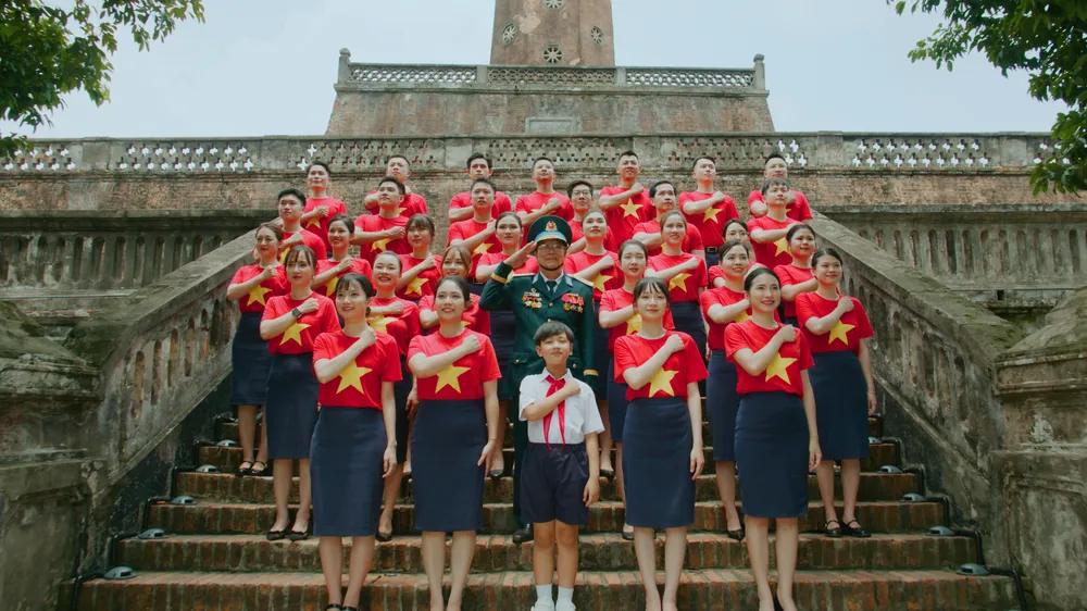 Bài hát dễ dàng tìm được “điểm đặt” ở nhiều không gian: từ những sân khấu lớn trong dịp lễ đến những hoạt động cộng đồng thường nhật. Mỗi người đều có thể tham gia theo cách riêng: lắng nghe, hát lên, chia sẻ hay biến nó thành nhạc nền cho những khoảnh khắc đời thường 1_MV Việt Nam tự hào tiếp bước tương lai (3).png