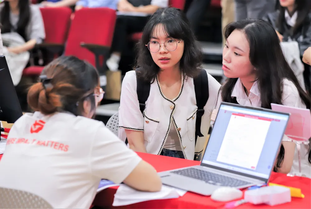 Thí sinh làm thủ tục nhập học tại Trường ĐH Văn Lang ngày 25-8 Z5B.jpg