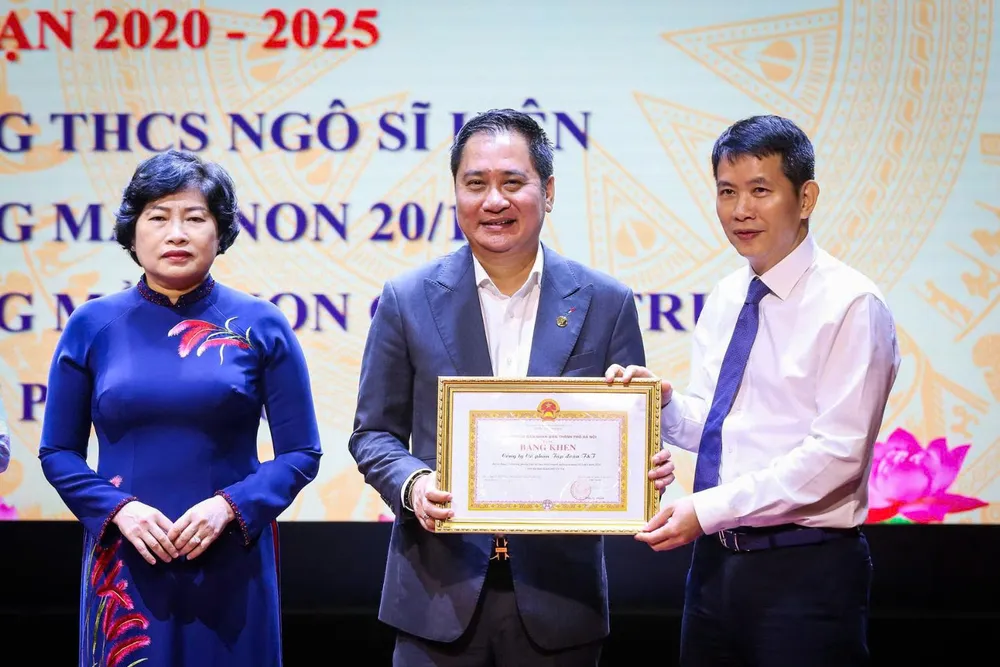 Ông Mai Xuân Sơn, Tổng Giám đốc T&T Group thay mặt Tập đoàn nhận bằng khen tại sự kiện Ảnh 1.jpg